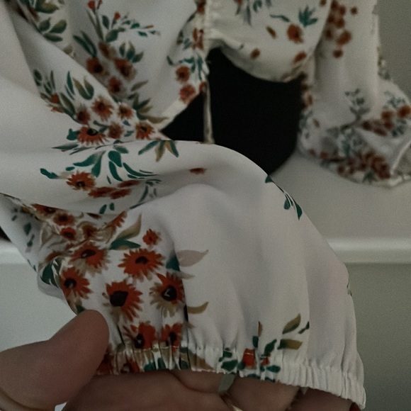 SUGAR + LIPS Floral V-Neck Blouse - So Pretty! - Size Large - Picture 3 of 7